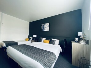 Chambre Triple, accessible aux personnes à mobilité réduite, vue parc | Chambres insonorisées, fer et planche à repasser, lits bébé (gratuits)