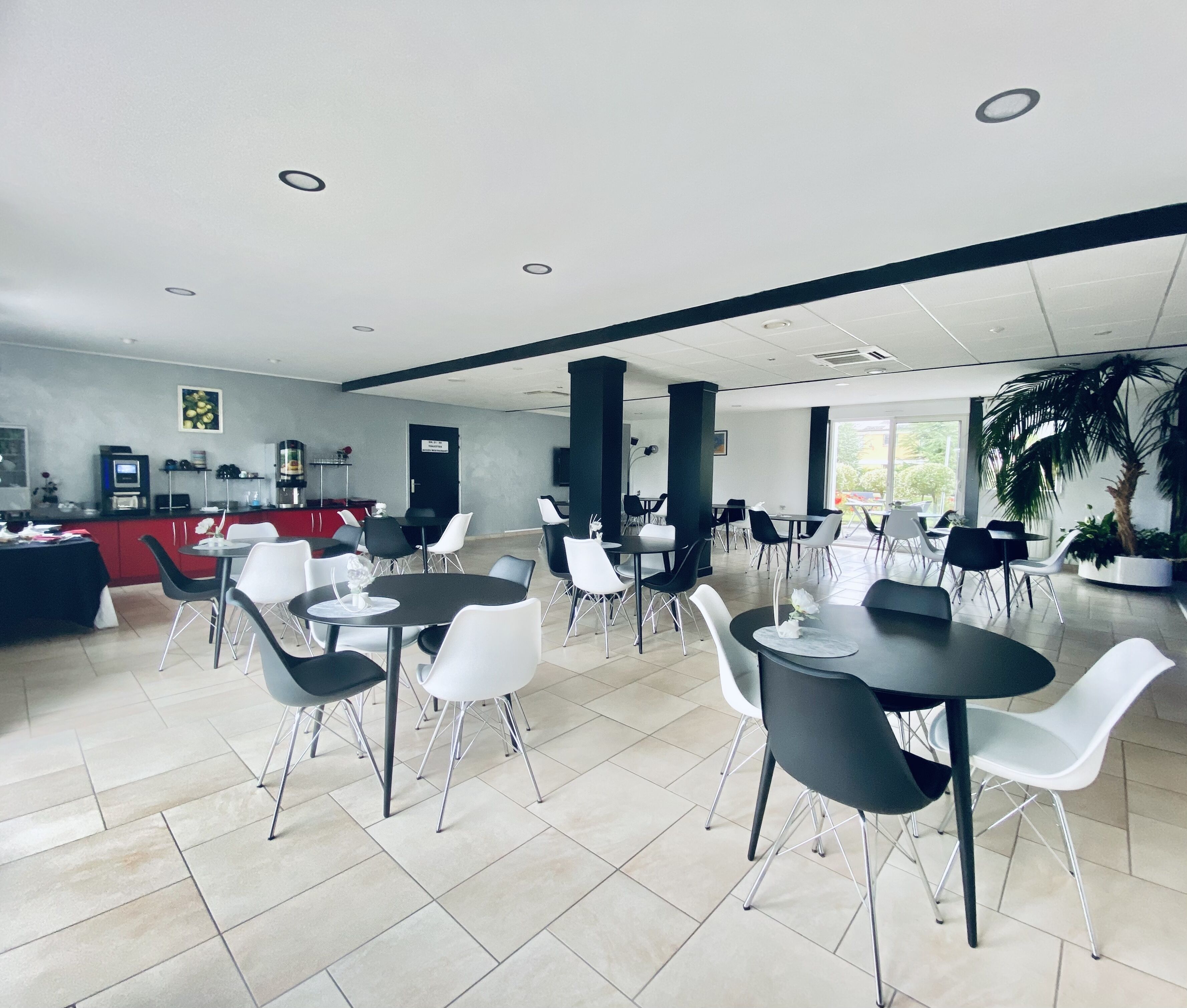 Petit déjeuner buffet (9.80 EUR par personne)