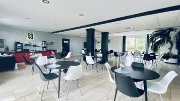 Dagelijks ontbijtbuffet (EUR 9.80 per persoon)