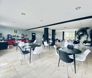 Daily buffet breakfast (EUR 9.80 per person) - Hôtel Air-Lane (Saint-Leger-sous-Brienne)