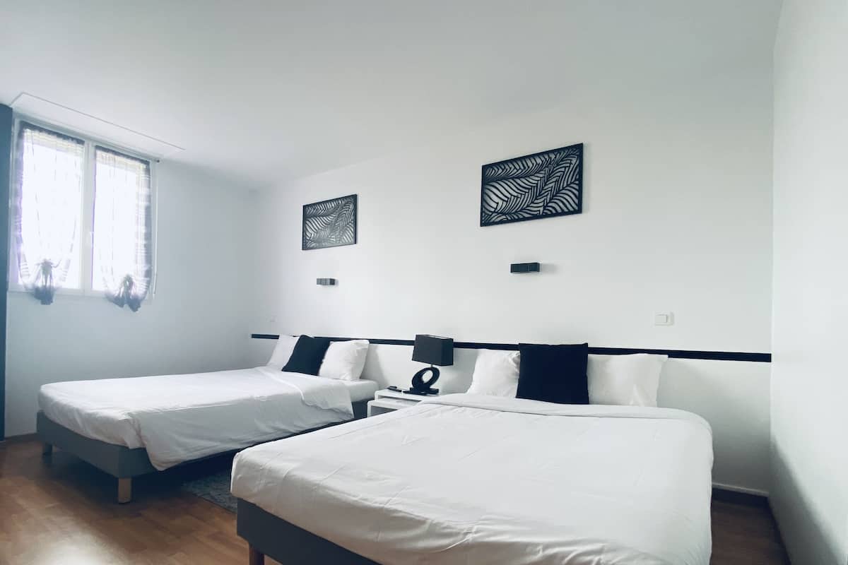 Quadruple Room | Soundproofing, iron/ironing board, free cots/infant beds, free WiFi