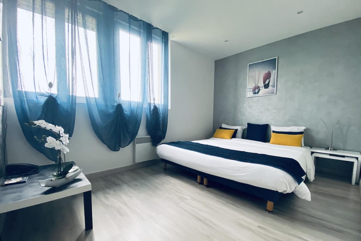 Superior Quadruple Room | Soundproofing, iron/ironing board, free cots/infant beds, free WiFi
