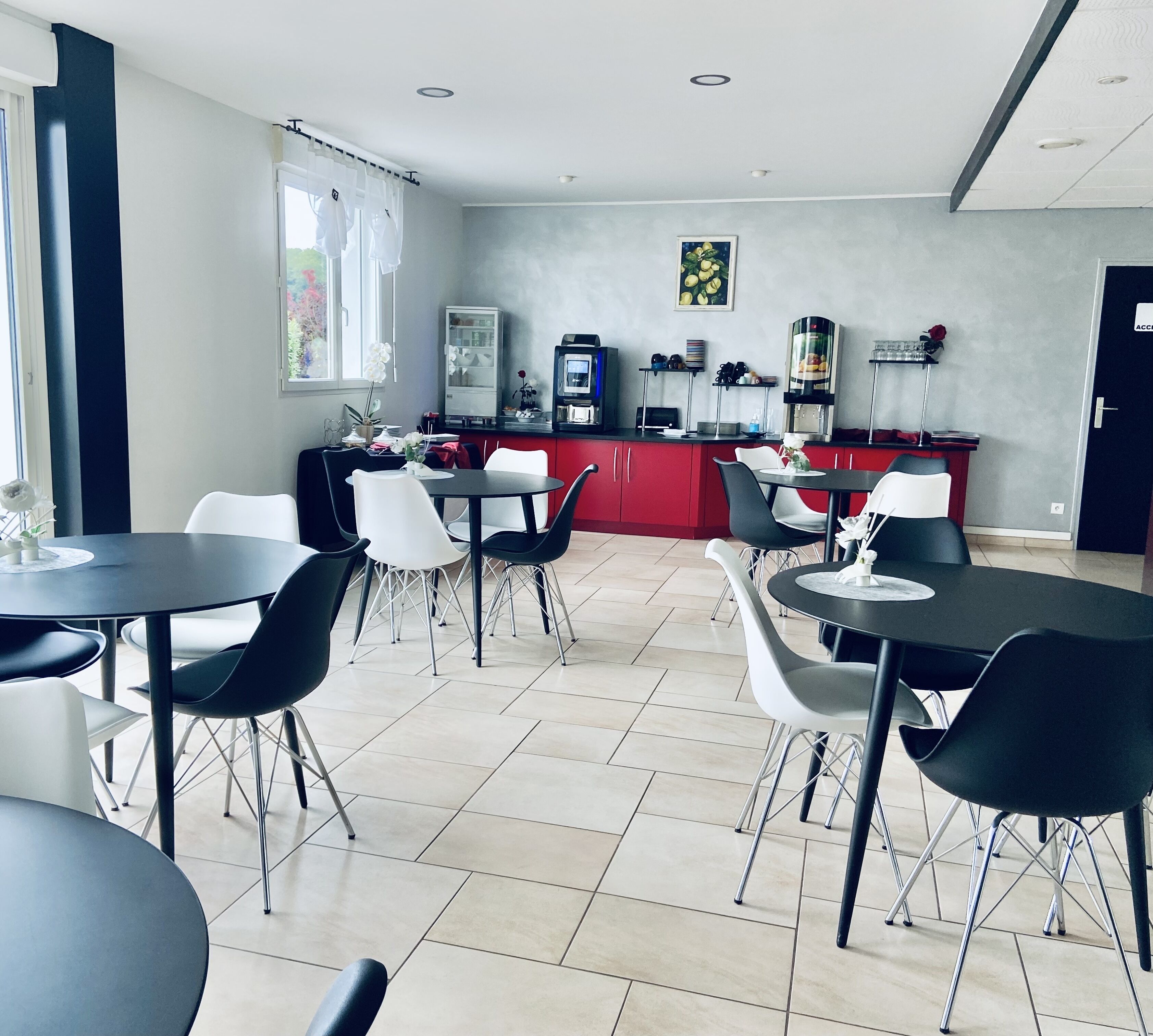 Bữa sáng buffet hàng ngày (9.80 EUR/mỗi người) 