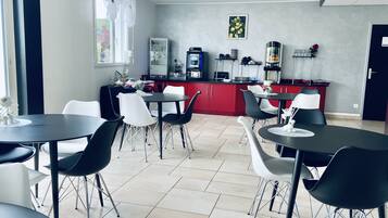 Dagelijks ontbijtbuffet (EUR 9.80 per persoon)