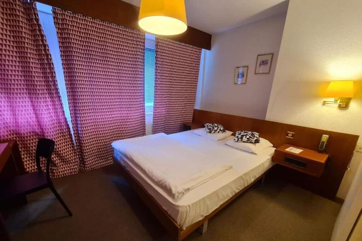 Klassieke tweepersoonskamer | 1 slaapkamer, luxe beddengoed, een minibar, een bureau
