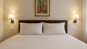 Deluxe Double Room, 1 Double Bed | 1 bedroom, premium bedding, minibar, desk