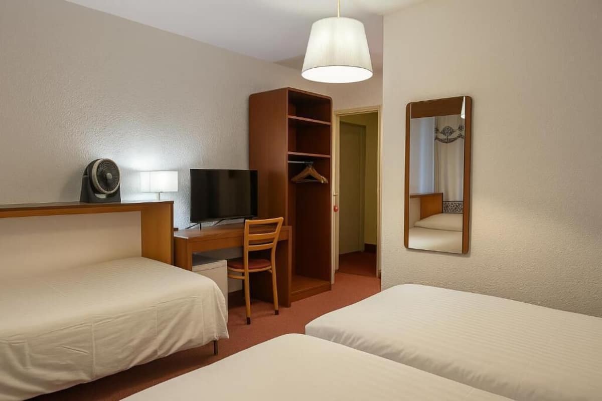 Klassieke driepersoonskamer | 1 slaapkamer, luxe beddengoed, een minibar, een bureau