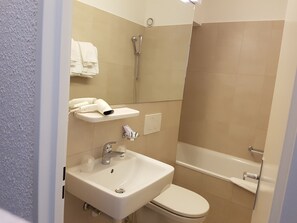 Ducha, artículos de tocador gratuitos, secador de pelo, toallas