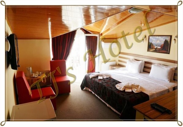 ميني بار وخزنة داخل الغرفة ومكتب وتجهيزات عازلة للصوت