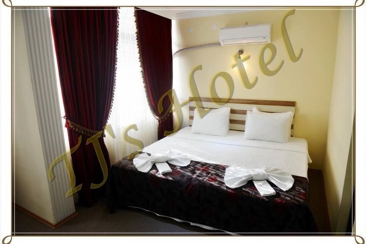 Standard Double or Twin Room | Minibar, in-room safe, desk, soundproofing