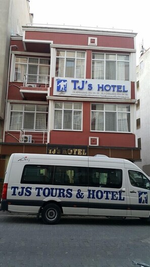 Front of property - TJ's Hotel (Eceabat)