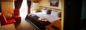 Suite | Minibar, caixa forta a l'habitació i escriptori 