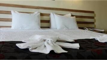 Standard-Doppel- oder -Zweibettzimmer | 1 Schlafzimmer, Minibar, Zimmersafe, Schreibtisch