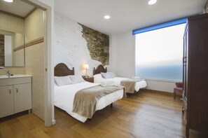 Deluxe Twin Room, Private Bathroom (Maside) | Peralatan tempat tidur premium, bar mini, katil lipat simpan/tambahan