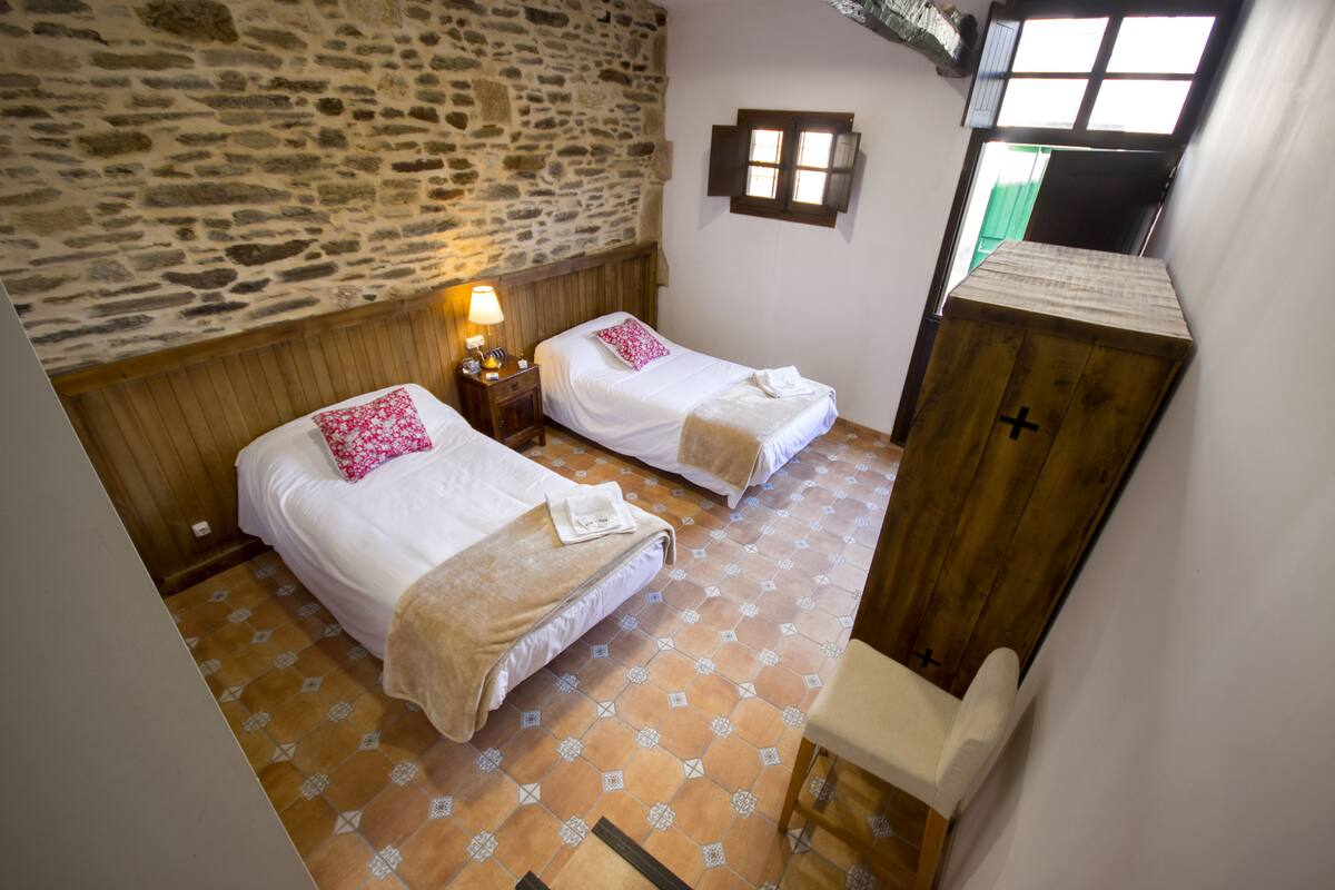 Deluxe Twin Room, Private Bathroom (Seteventos) | Peralatan tempat tidur premium, bar mini, katil lipat simpan/tambahan