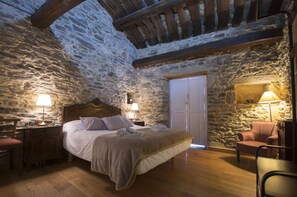 Deluxe Double Room, Private Bathroom (Goian) | Peralatan tempat tidur premium, bar mini, katil lipat simpan/tambahan 