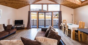 エクスクルーシブ キャビン 3 ベッドルーム レイクビュー | リビング エリア | 薄型テレビ