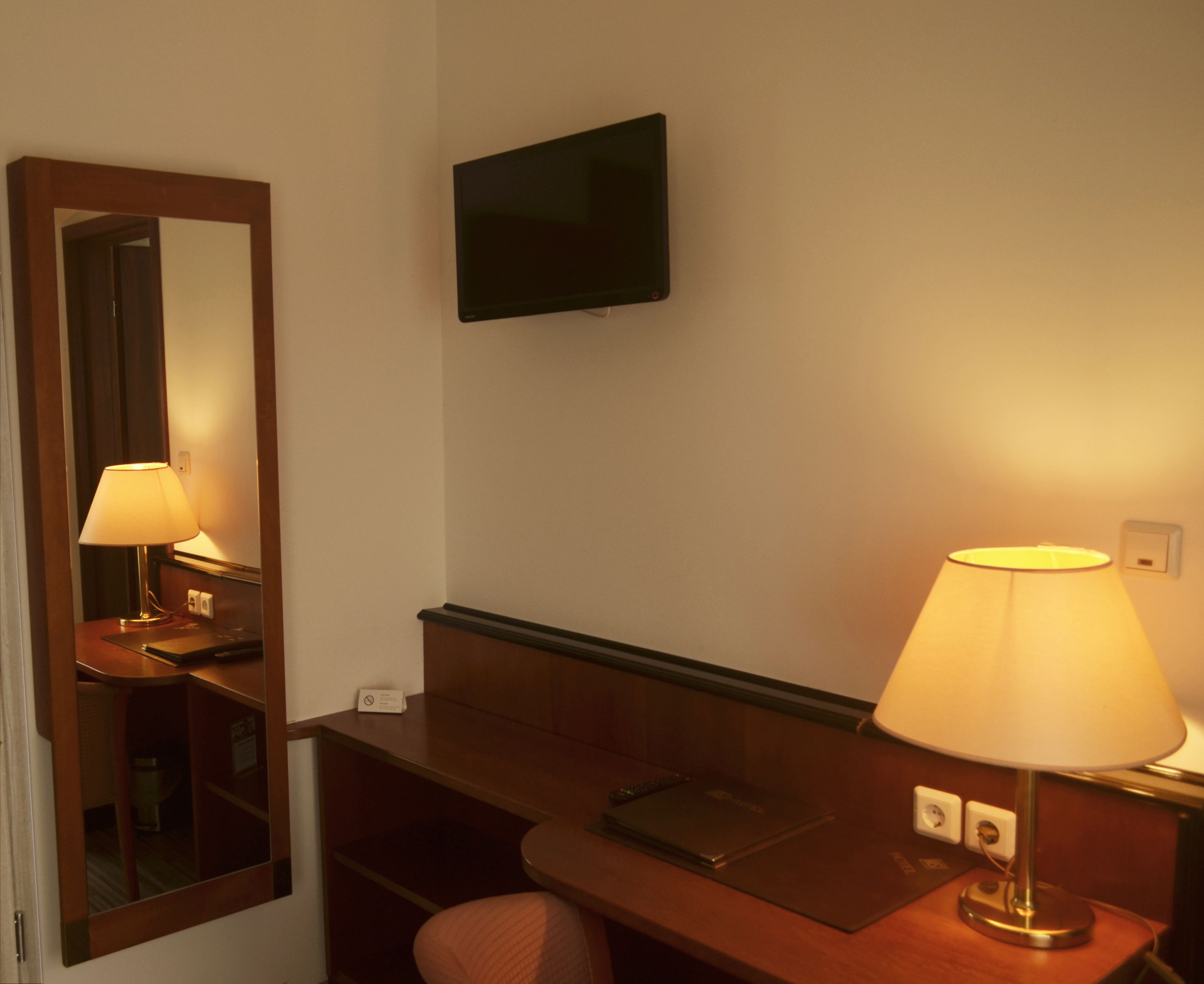 standard single room | room amenity