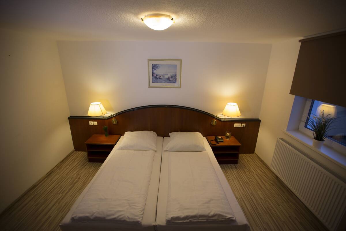 standard double room | desk, iron/ironing board, cots/infant beds, rollaway beds