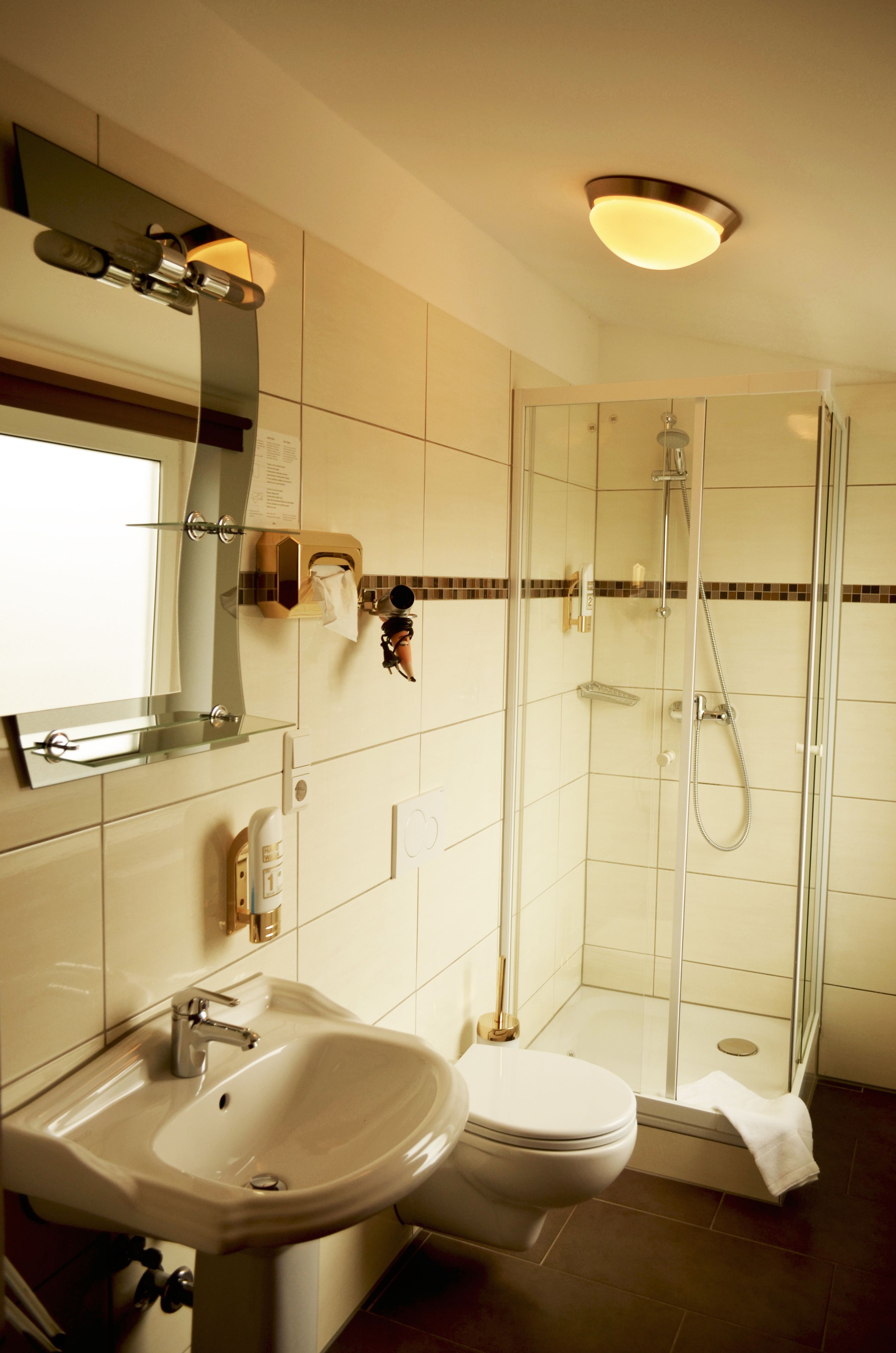 standard single room | bathroom | shower, free toiletries, hair dryer, towels