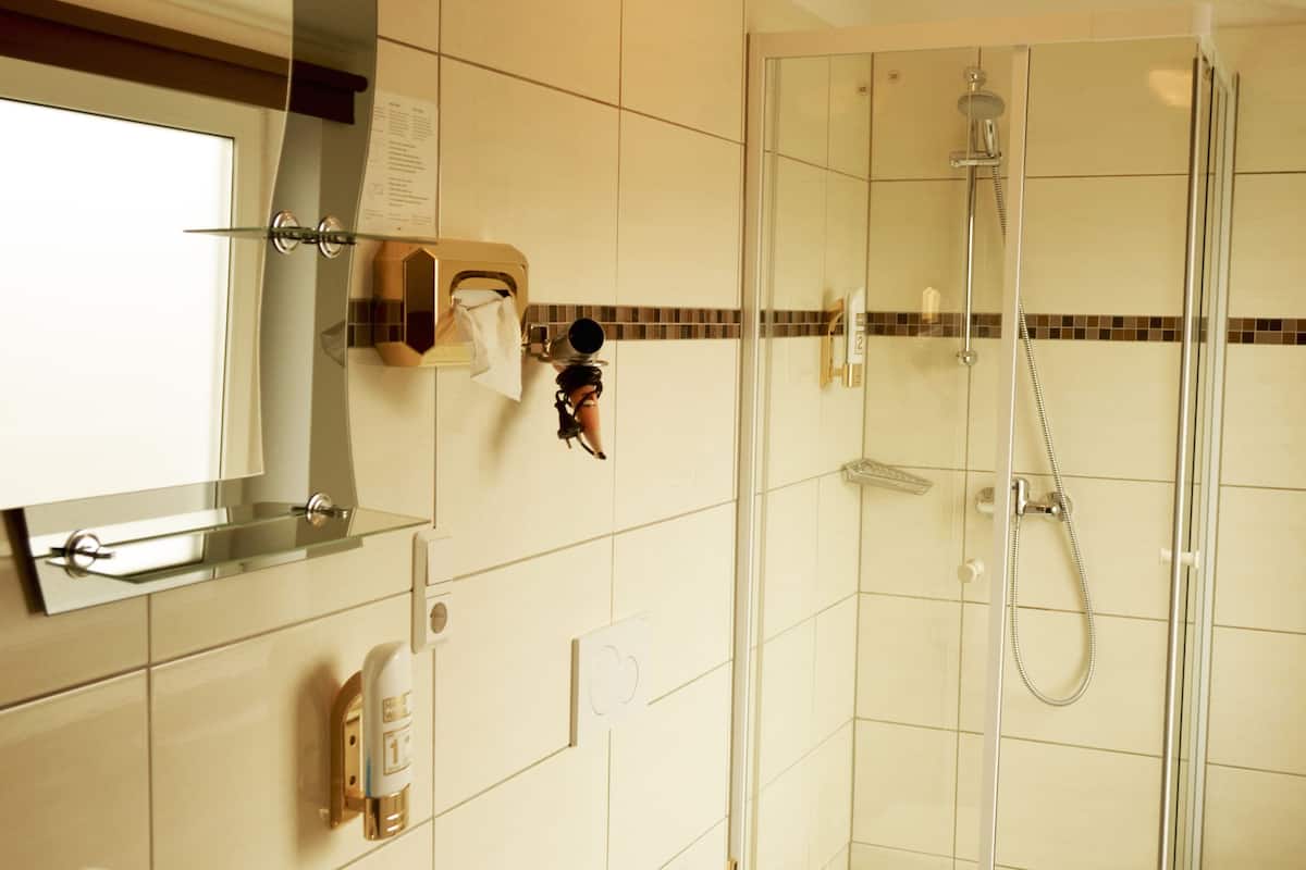standard single room | bathroom | shower, free toiletries, hair dryer, towels