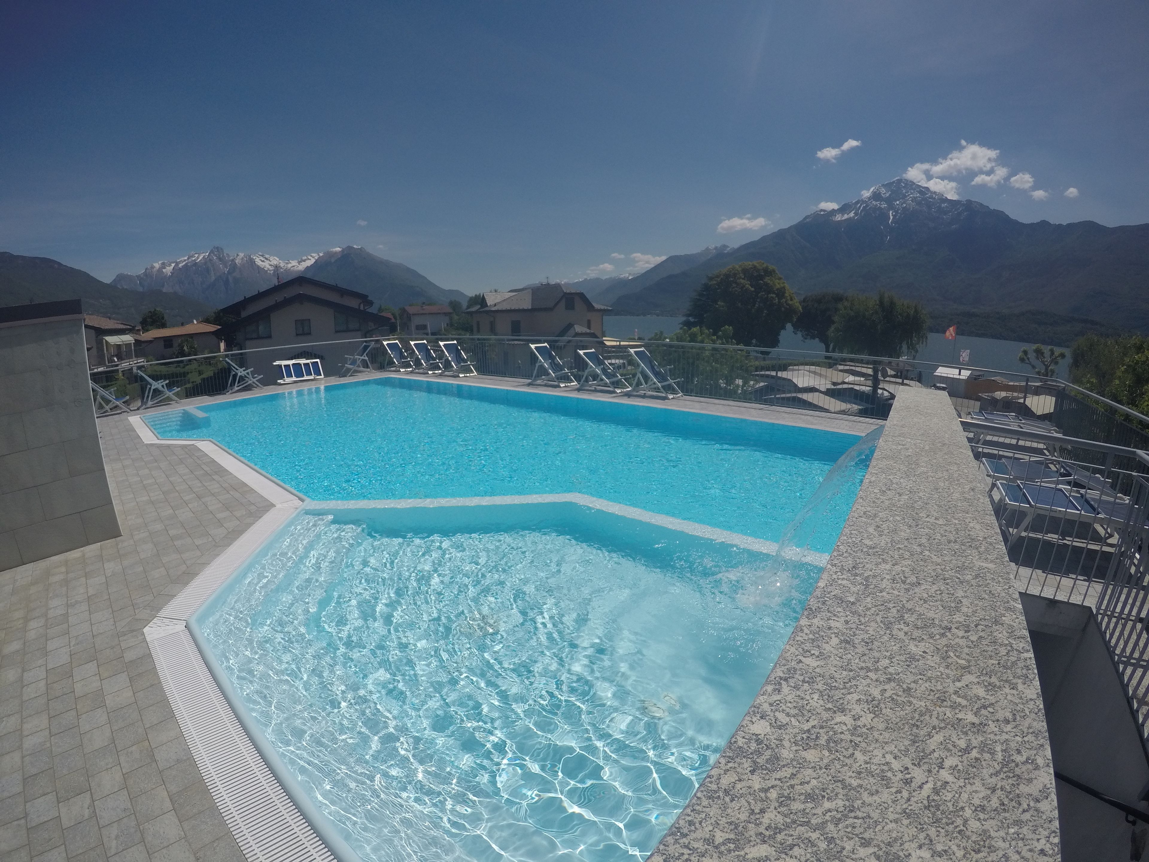 Außenpool, geöffnet von 09:30 Uhr bis 19:30 Uhr, Sonnenschirme