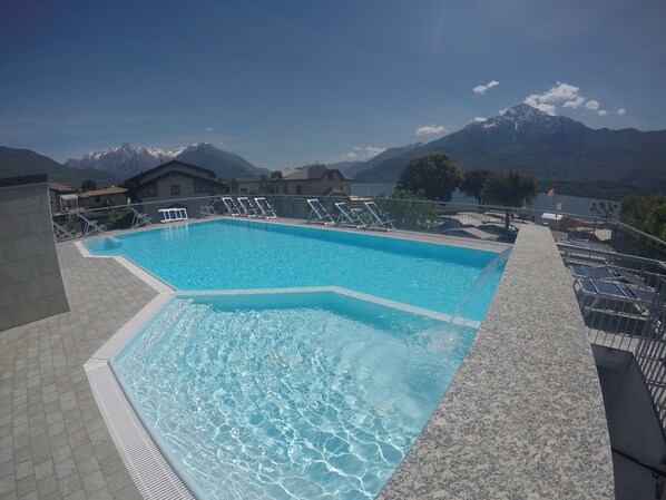 Utomhuspool, öppet 09.30 till 19.30, parasoller och solstolar