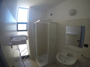 Shower, rainfall showerhead, towels, toilet paper - Campeggio Paradiso (Domaso)