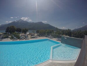 Outdoor pool, open 9:30 AM to 7:30 PM, pool umbrellas, sun loungers - Campeggio Paradiso (Domaso)