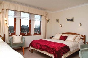 Chambre Double Deluxe (with Shower) | Fer et planche à repasser, Wi-Fi gratuit