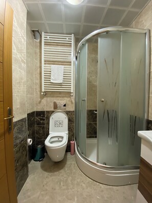 Dusj, toalettartikler (inkludert), hårføner og badekåper