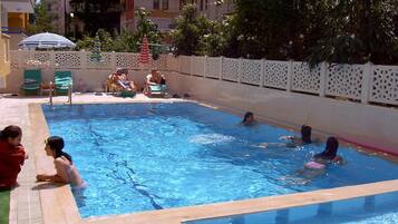 Utendørsbasseng, bassengparasoller og solsenger