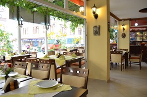 Breakfast, lunch, dinner served; international cuisine - Bayram Apart Hotel (Alanya)