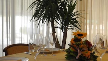 Mittagessen und Abendessen, lokale Küche