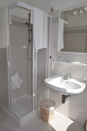 Chambre quadruple | Salle de bain | Douche, douche cascade, articles de toilette (gratuits)