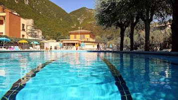 Piscina stagionale all'aperto, ombrelloni da piscina, lettini