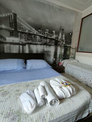 三人房 (private bathroom not in room) | 迷你吧、書桌、隔音、嬰兒床 (收費)