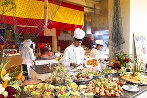 Frühstück, Mittagessen, Abendessen, lokale und internationale Küche 