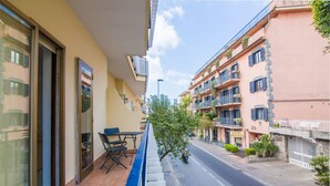 Ein Hotel mit Balkon, Straßenblick und einem Gebäude mit Balkonen.