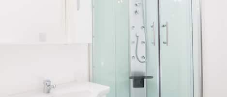 Shower, free toiletries, towels