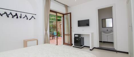 Superior Room, Private Bathroom | Minibar, desk, free WiFi