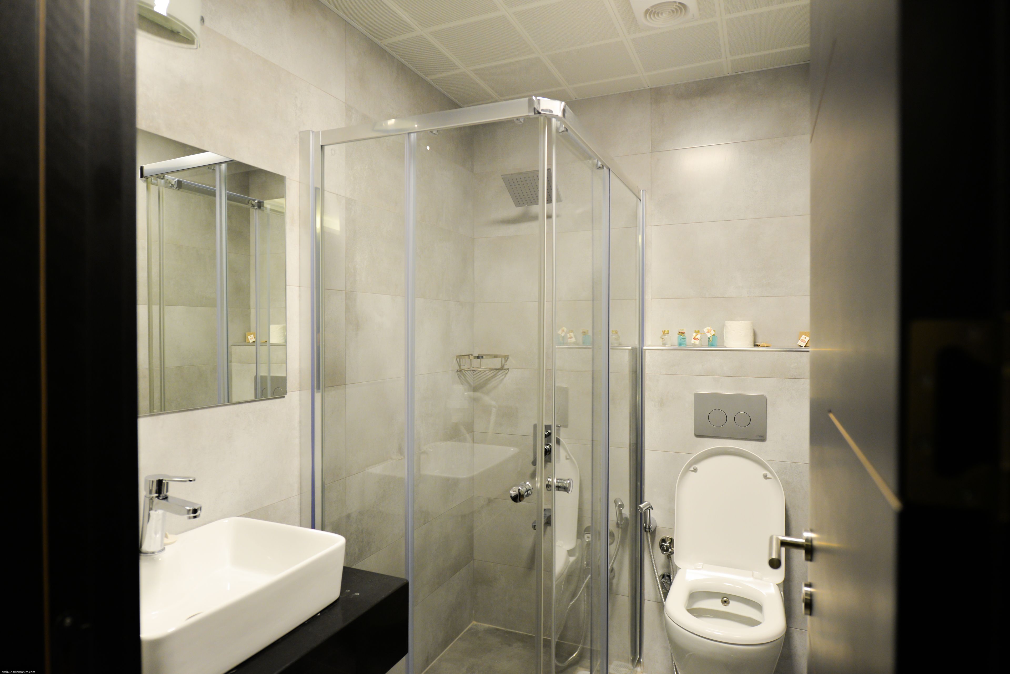 standard double room | bathroom | shower, rainfall showerhead, free toiletries, hair dryer