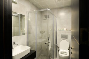 Standard Double Room | Bathroom | Shower, rainfall showerhead, free toiletries, hair dryer - Zeytindali Hotel (Trabzon)