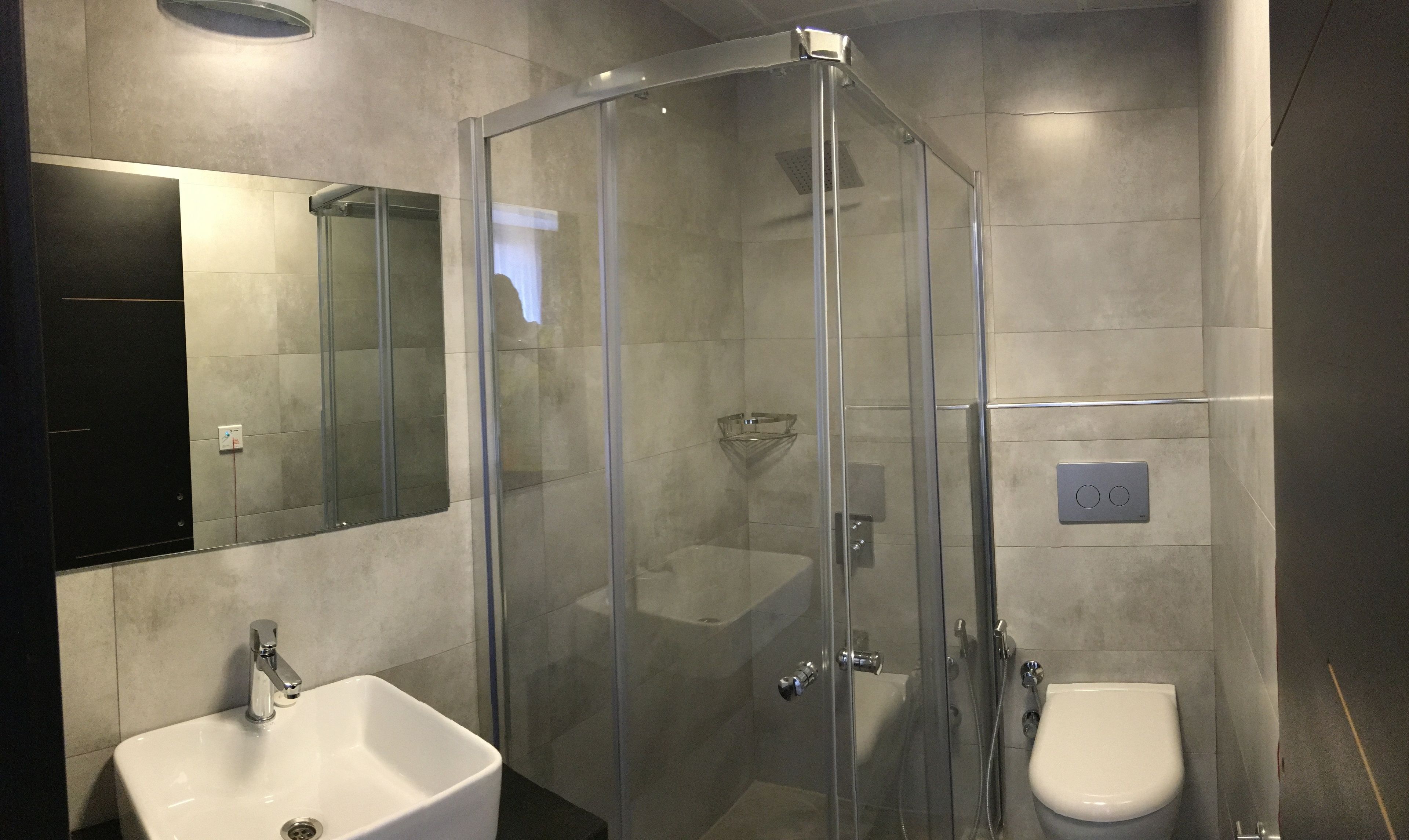 standard single room | bathroom | shower, rainfall showerhead, free toiletries, hair dryer