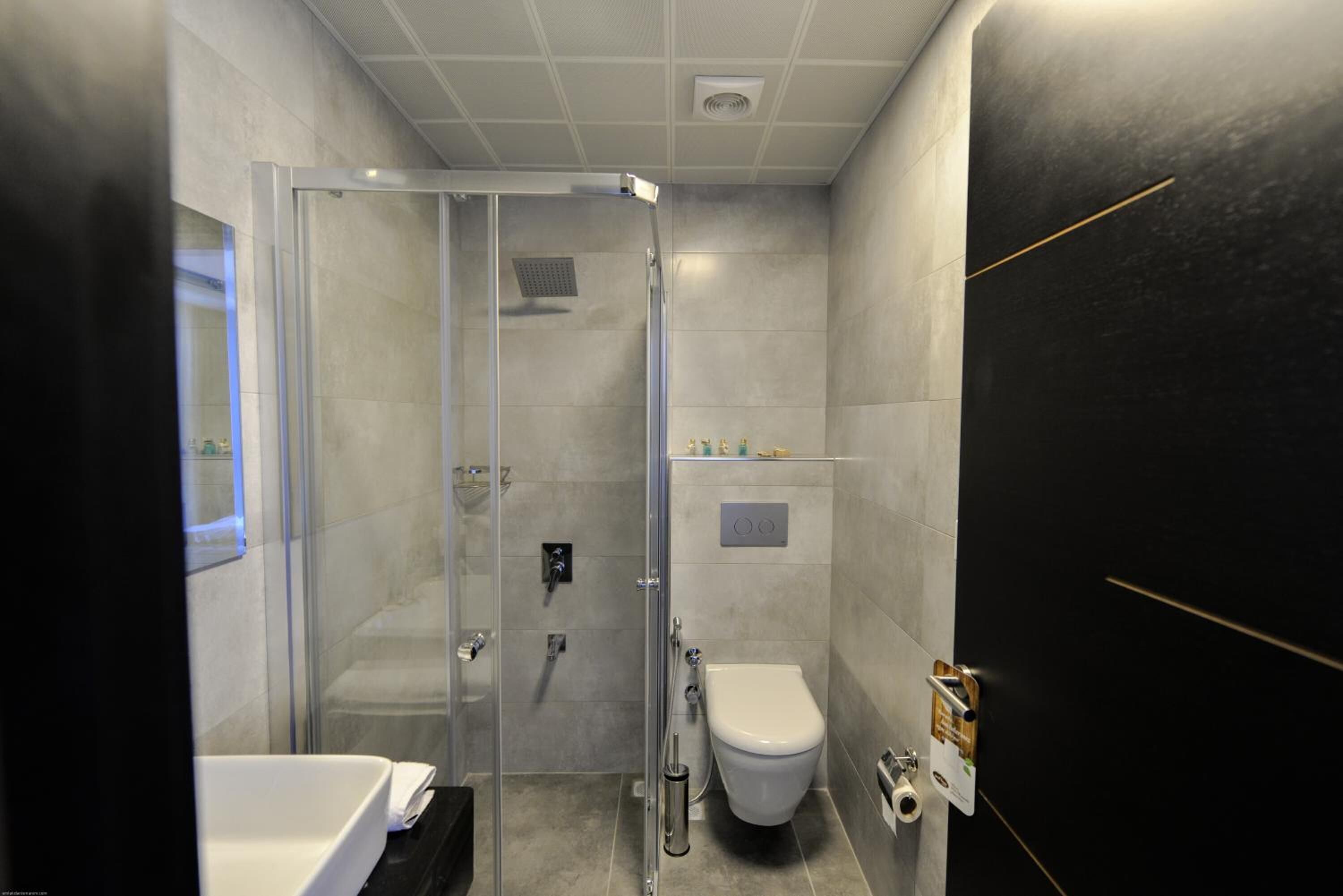 shower, rainfall showerhead, free toiletries, hair dryer