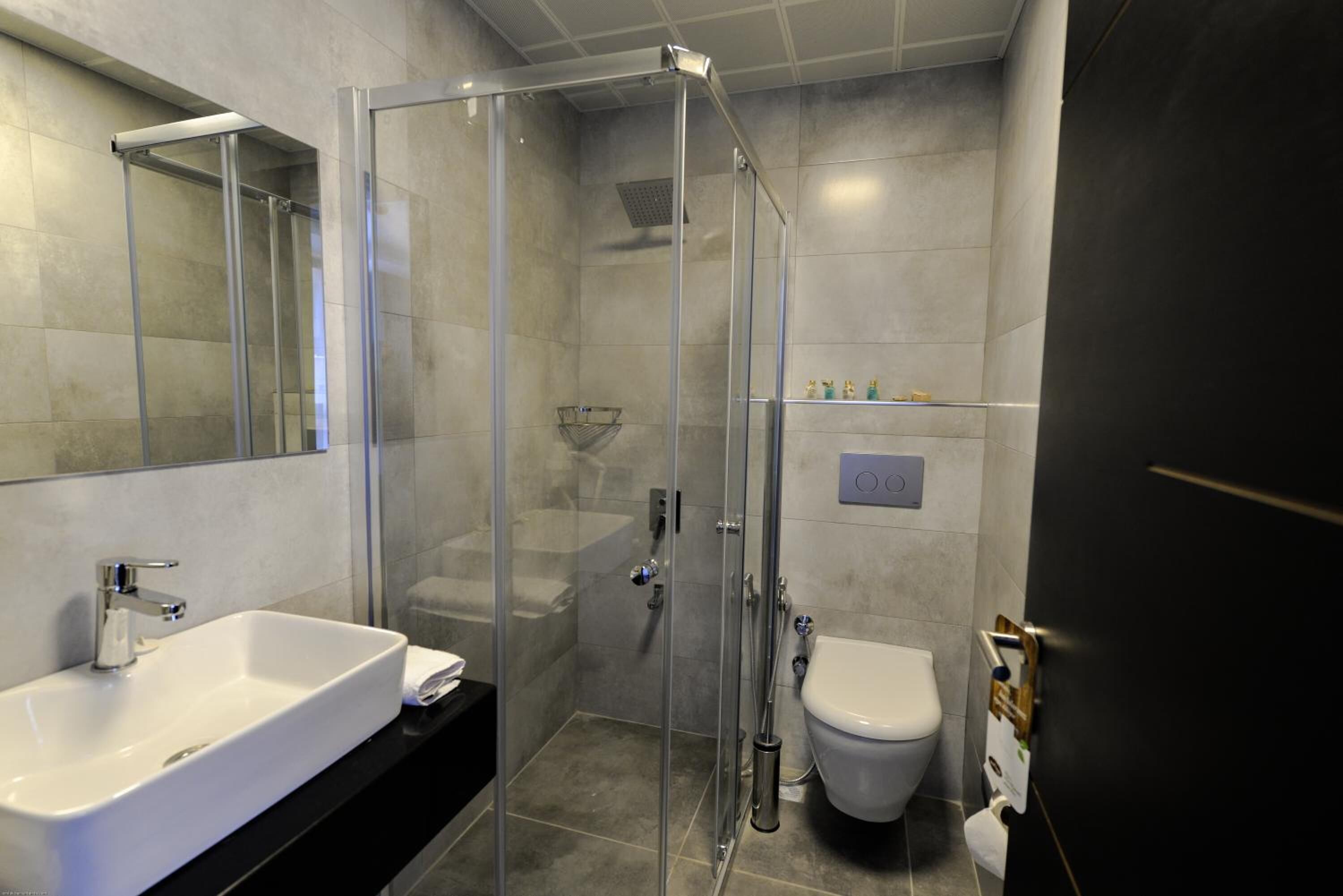 shower, rainfall showerhead, free toiletries, hair dryer