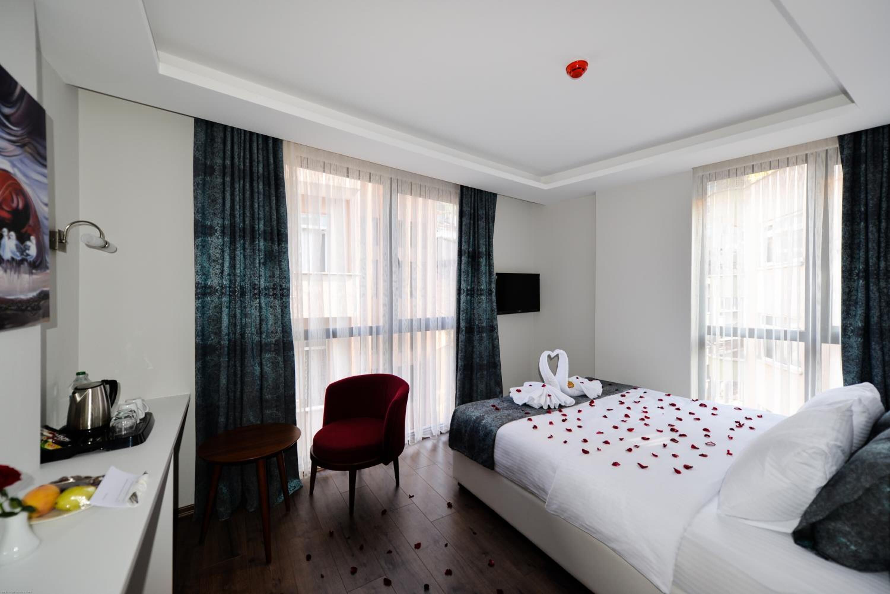 ملاءات من القطن المصري وأغطية فراش متميزة وميني بار وخزنة داخل الغرفة