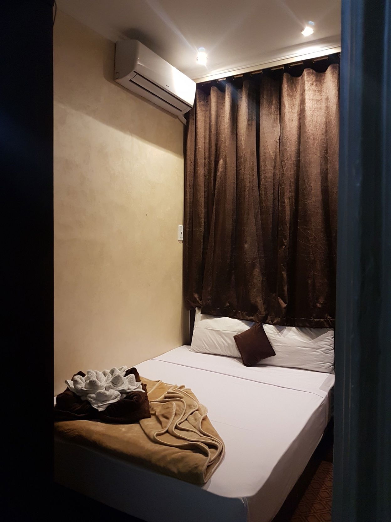 Egyptian cotton sheets, premium bedding, minibar, in-room safe