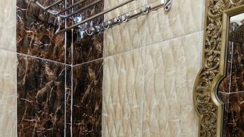 Deluxe Triple Room | Bathroom sink