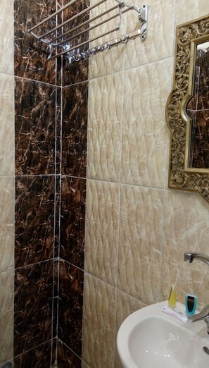 Deluxe-Dreibettzimmer | Waschbecken im Bad